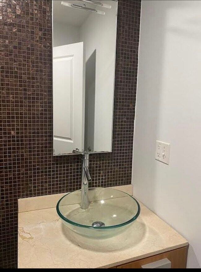 Building Photo - 3010 W Addison St