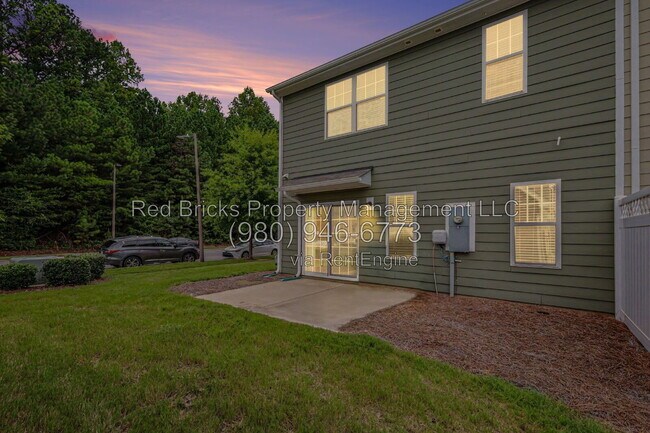 Building Photo - 5013 Spring Arbor Ln