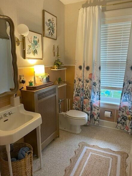 Cute Bathroom - 1016 Washington Ave