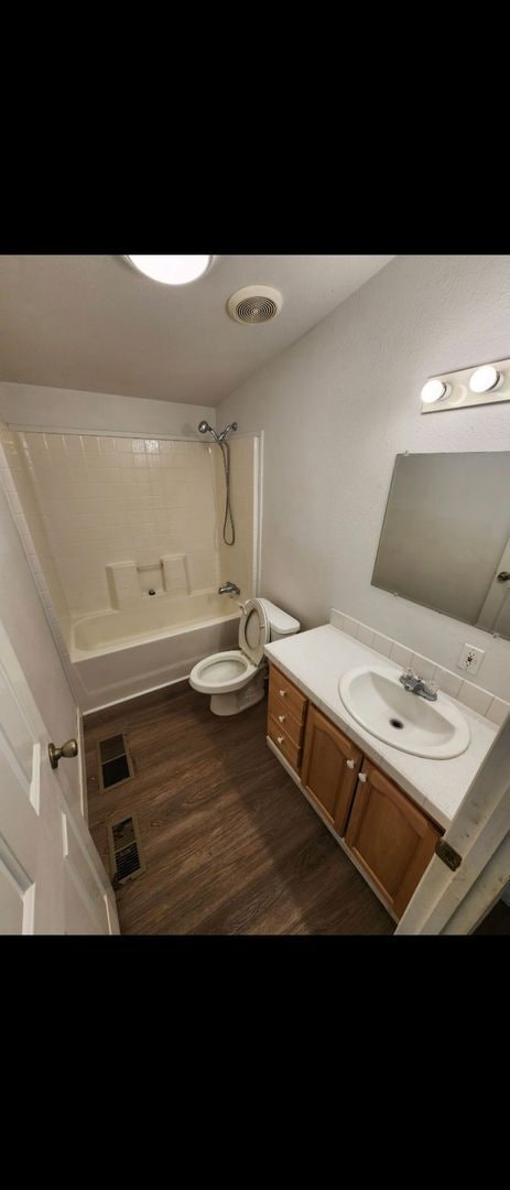 Building Photo - Charming 3 Bedroom + Den Home with Open Floor Plan, pet friendly,  garden area.