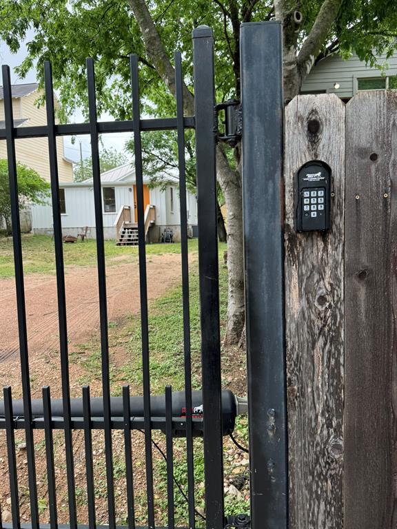 Building Photo - 2004 Rosewood Ave