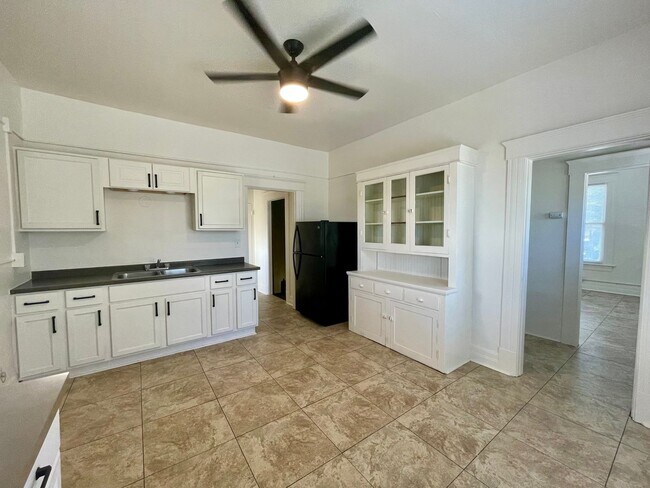 Building Photo - Spacious 1 Bedroom in Ontario!