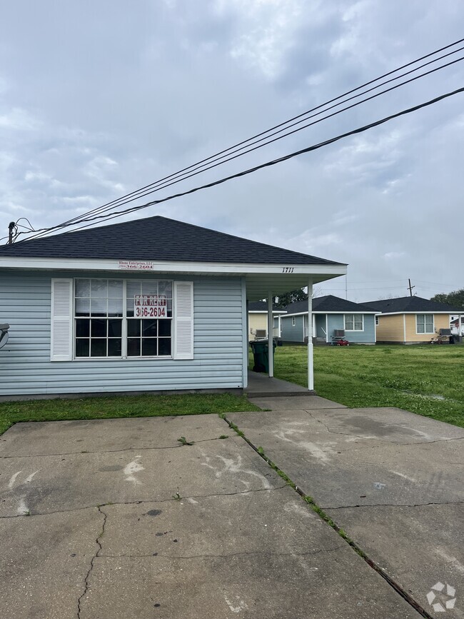 Building Photo - 1711 Weyer St