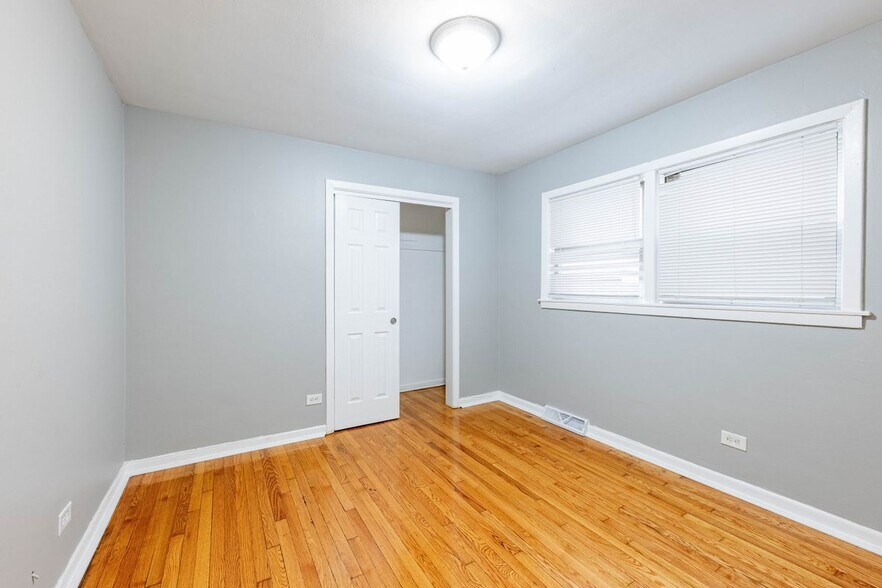 Building Photo - 7637 S Essex Ave