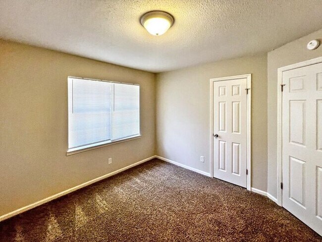 Building Photo - 5935 Shane Cir