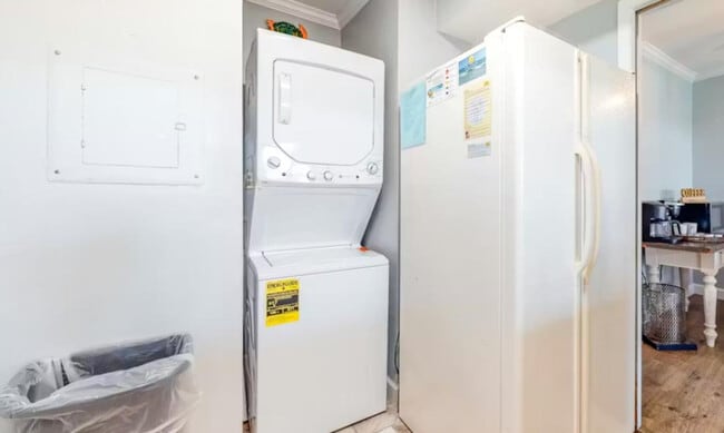 Building Photo - 952 W Beach Blvd