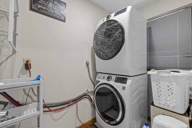 Building Photo - 36 Carriage House Dr