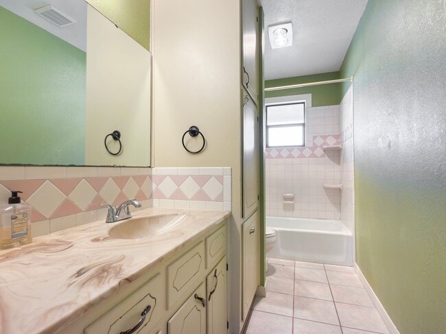 Building Photo - Roomy 5 Bedroom Home with Solar Panels