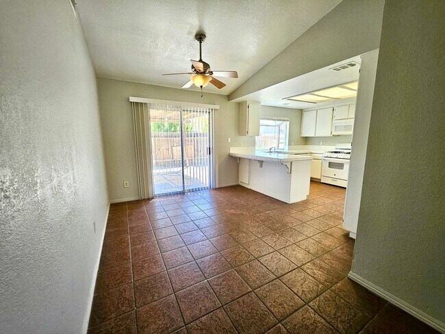 Building Photo - New Listing!