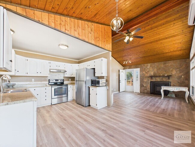 Building Photo - Single Family Home minutes from Los Alamos...