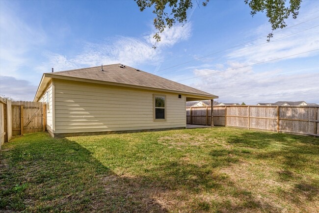 Building Photo - 627-627 E Fairway Lake Dr