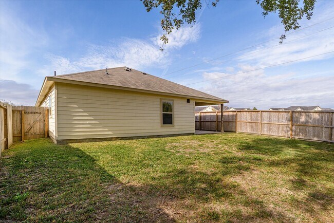 Building Photo - 627 E Fairway Lake Dr