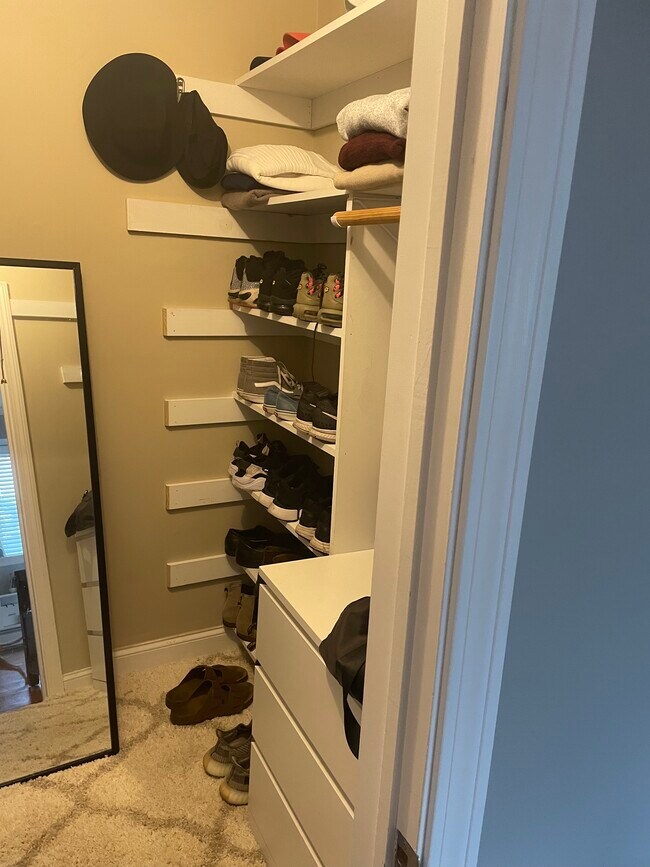 Closet 2 - 591 Glendale Ave