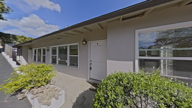 Building Photo - Charming 2BR Duplex Near SB Bowl w/ 1 car ...