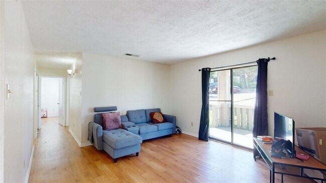 Building Photo - 1005 Spring Loop