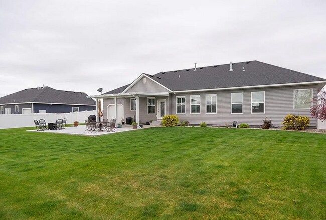 Building Photo - Beautiful Custom Home