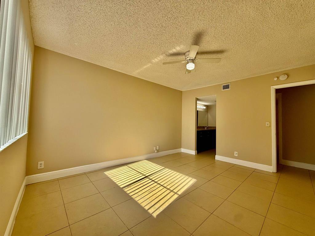 Building Photo - 9901 Westview Dr