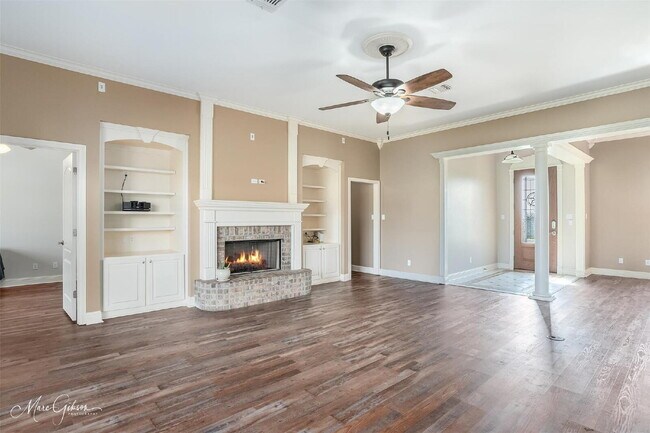 Building Photo - "Charming 4-Bedroom Gem with Spacious 2091...
