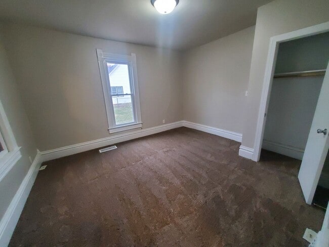 Building Photo - 4 Bedroom, 1 Bathroom home just South of Downtown!