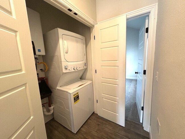 Building Photo - Water included - 1 Bed 1 Bath Near Downtown Rogers