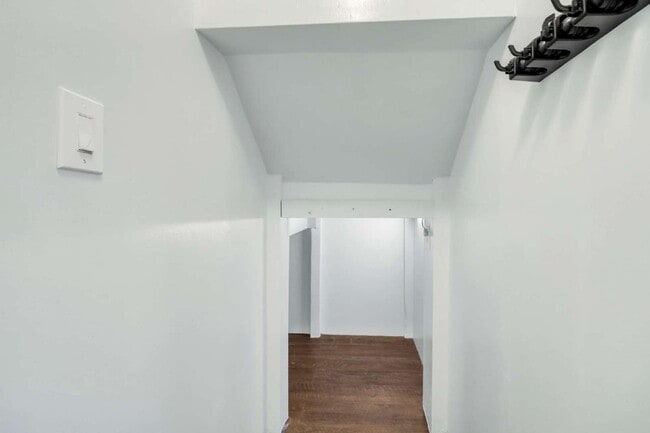 Building Photo - 406 Reba