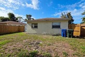 Building Photo - 2/1 Home in suberb location, pet friendly!