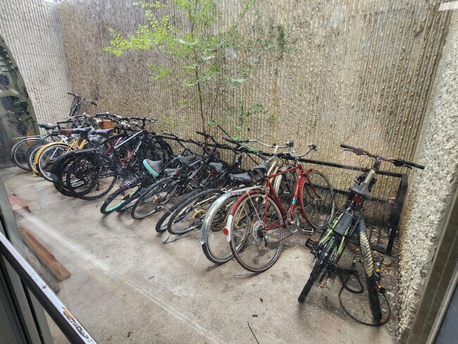 Building Photo - 65 Clarkson St