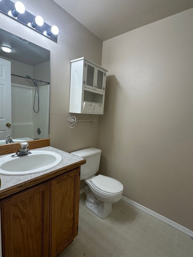 Building Photo - 3025 SW Reindeer Ave
