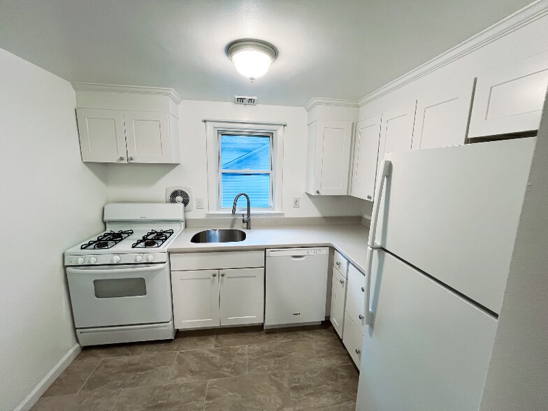 Building Photo - 27 8th Ave