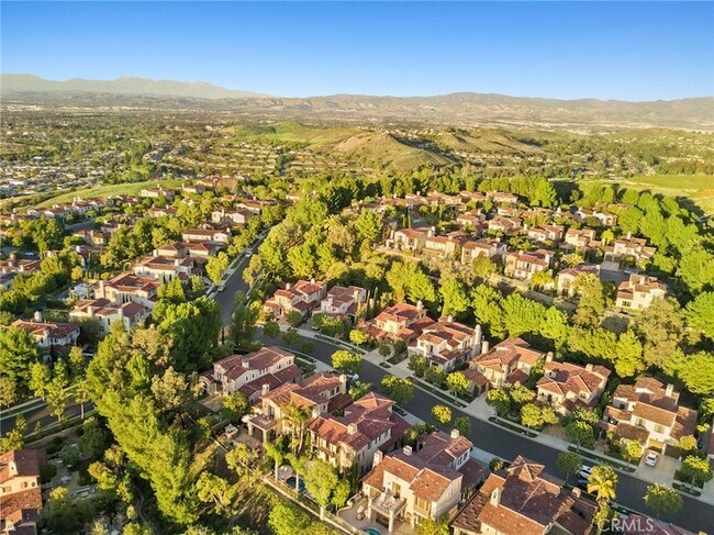 Building Photo - 33 Tall Hedge