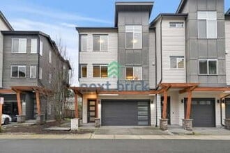 Building Photo - 4 BED & 3.5 BATH Townhouse FOR RENT