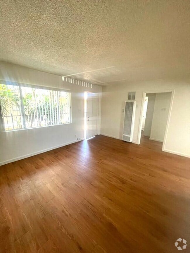 Building Photo - Renovated Upstairs 1 bedroom, Low move in ...