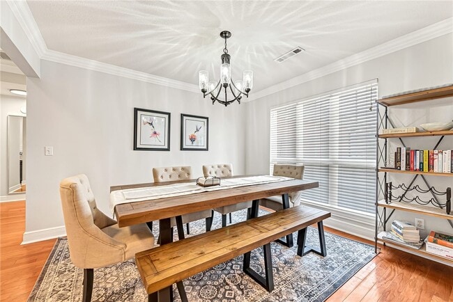 Building Photo - 701 SW Maidstone Ave