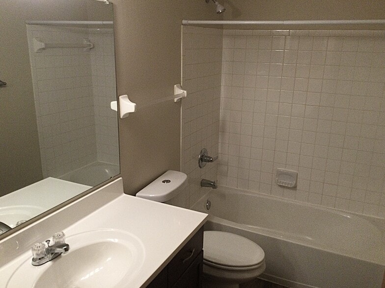 Building Photo - 1915 Berwick Ct