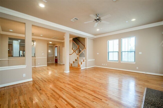 Building Photo - 2906 Royal Oaks Crest