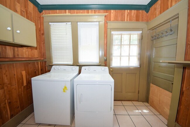 Building Photo - Great 3 bed, 1 bath near University of Mem...