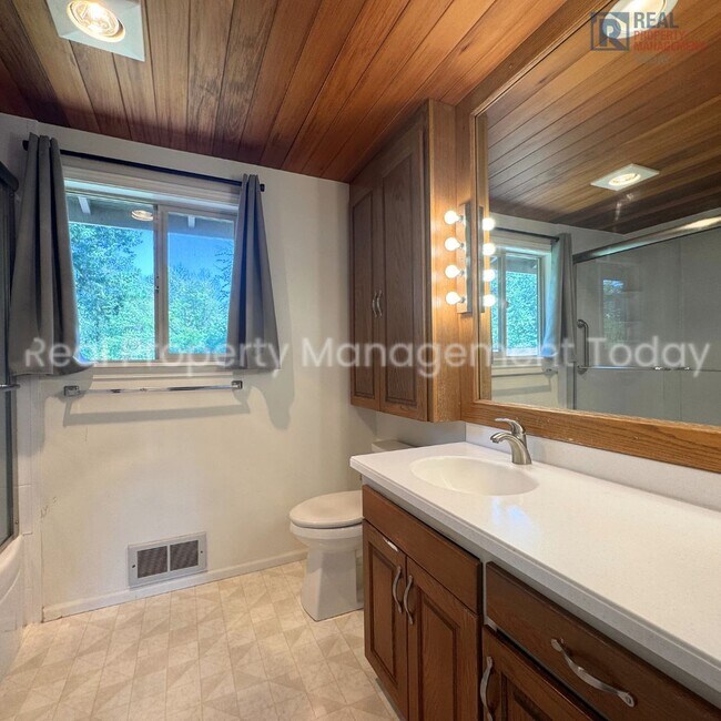 Building Photo - Charming 3 Bedroom with Huge Backyard!