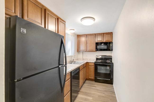 Building Photo - 895 Dahlia St