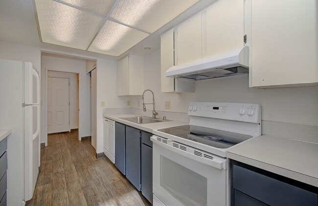 Building Photo - WELL MAINTAINED 2 BR, 2 BA TOWNHOME BY VAN MALL AREA!