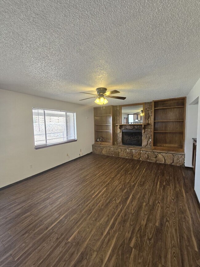 Building Photo - BEAUTIFUL EASTSIDE HOME
