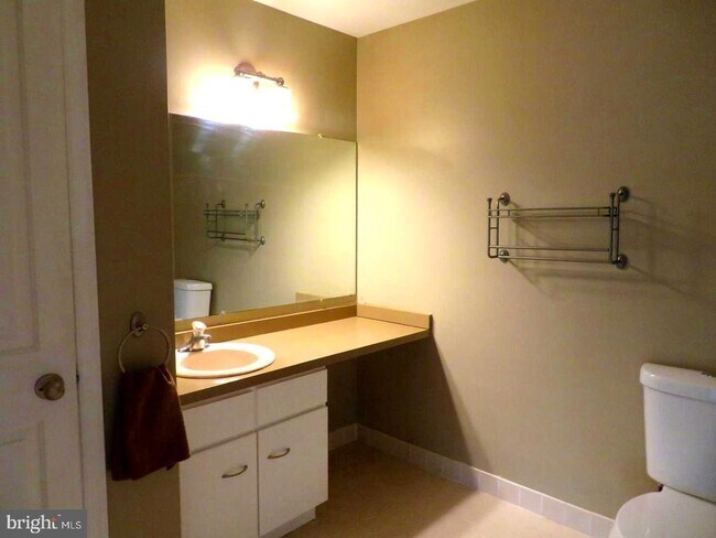 Building Photo - 208 Foxmeadow Dr