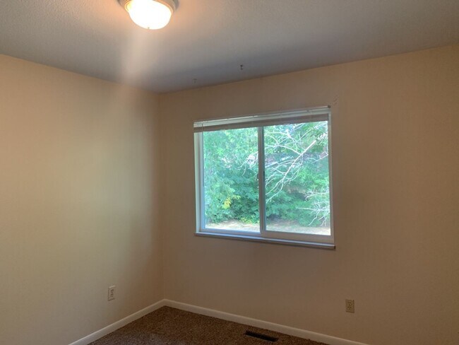 Building Photo - Mid-Town Single Family Home w/ Spacious Fenced Yard