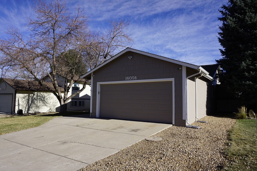 Building Photo - 16056 E Oxford Dr