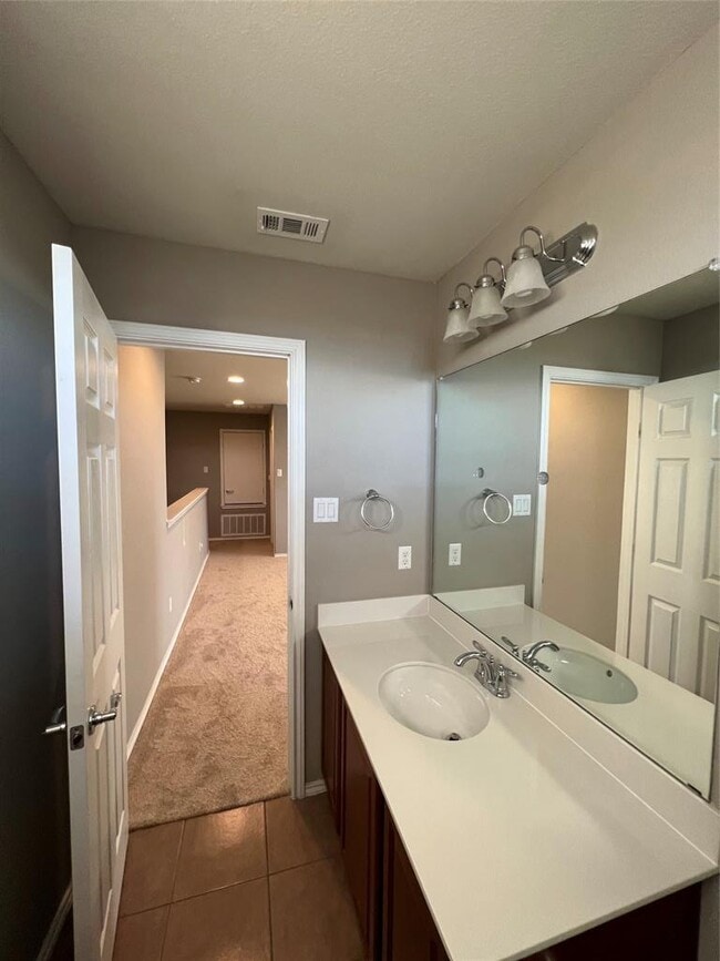 Building Photo - 16017 Hawthorne Heights Trail
