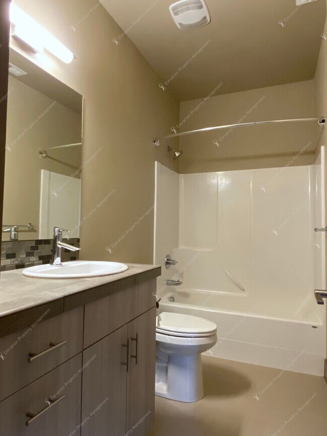 Building Photo - Designer-Finished Townhome Near COCC & NWX