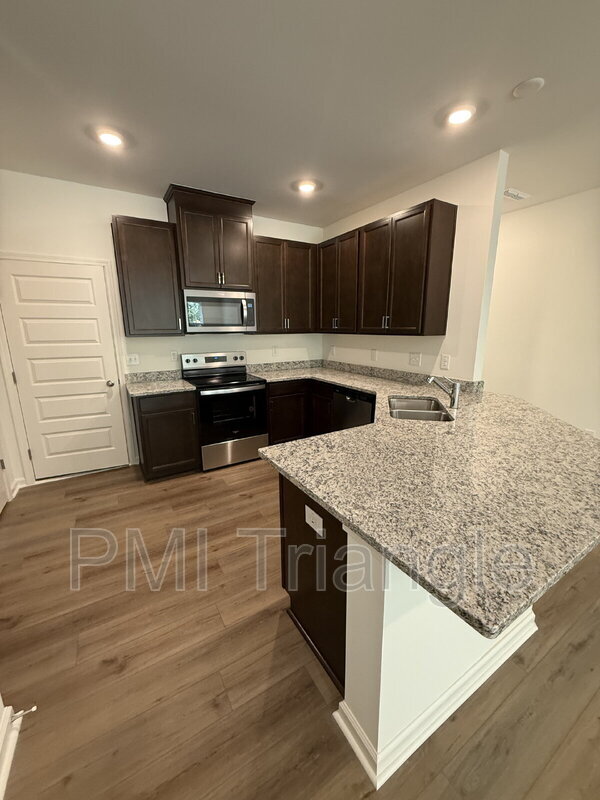 Building Photo - 138 Parker Ln