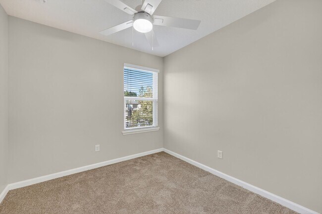 Building Photo - Townhome For Rent