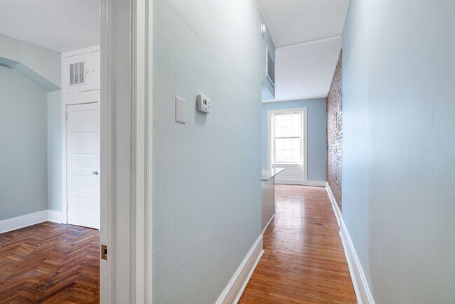 Building Photo - 245 S 10th St