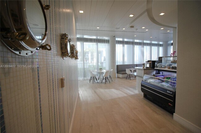 Building Photo - 5000 Island Estates Dr