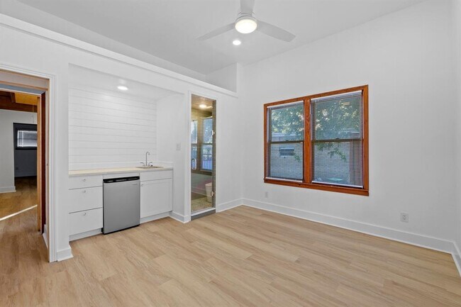 Building Photo - 1308 E 12th St